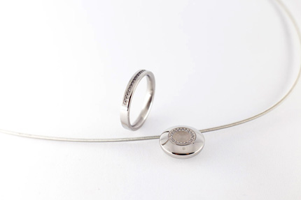 joya de acero con diamantes