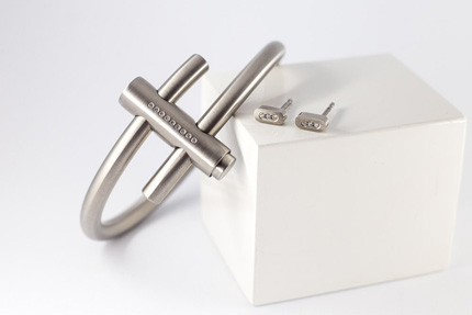joya de acero con diamantes